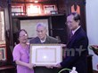 Primer vietnamita residente en Laos recibe insignia partidista