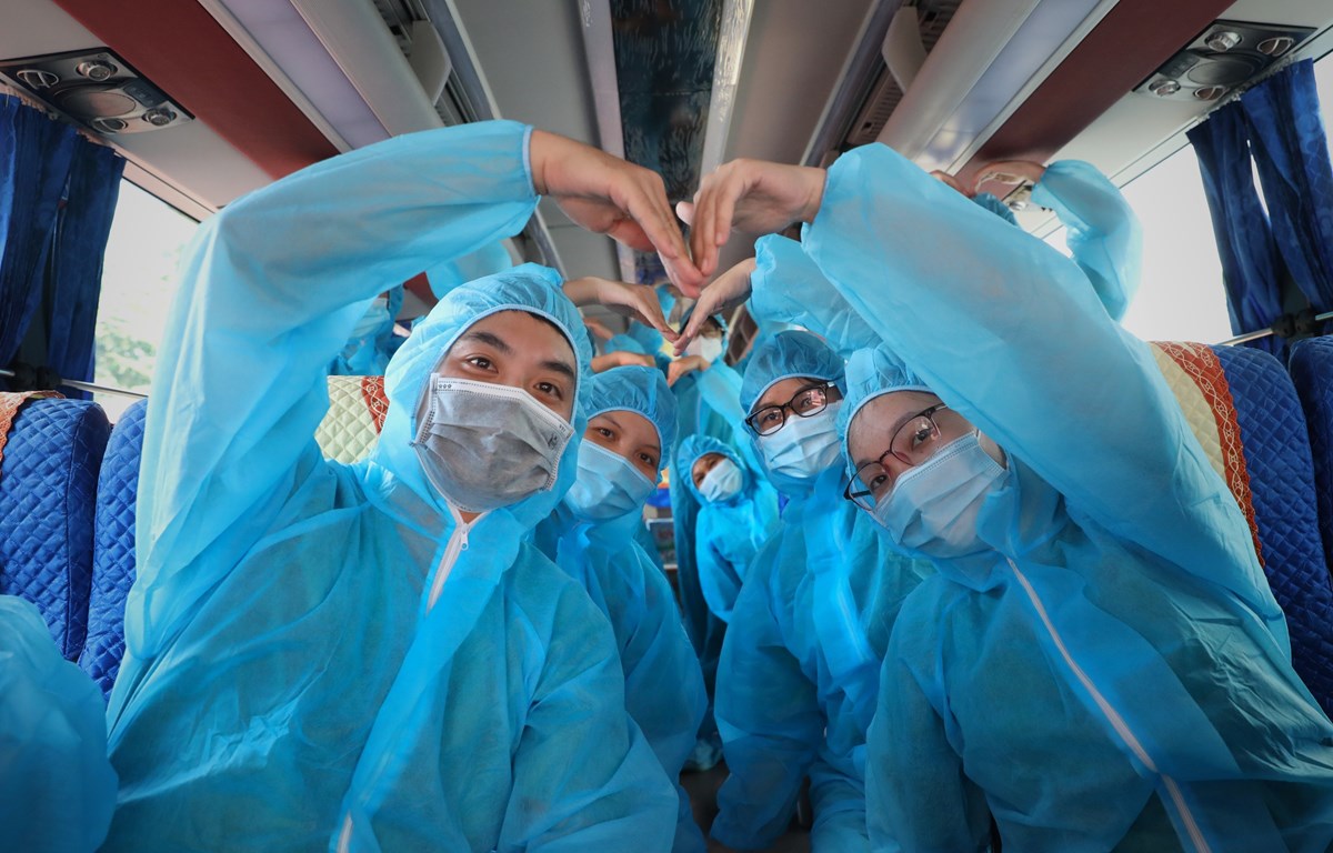 El personal médico del hospital Uong Bi, en la provincia de Quang Ninh envían su afecto a los pobladores de Bac Giang, una de las localidades más afectadas por el cuarto brote epidémico (Foto: VNA) 