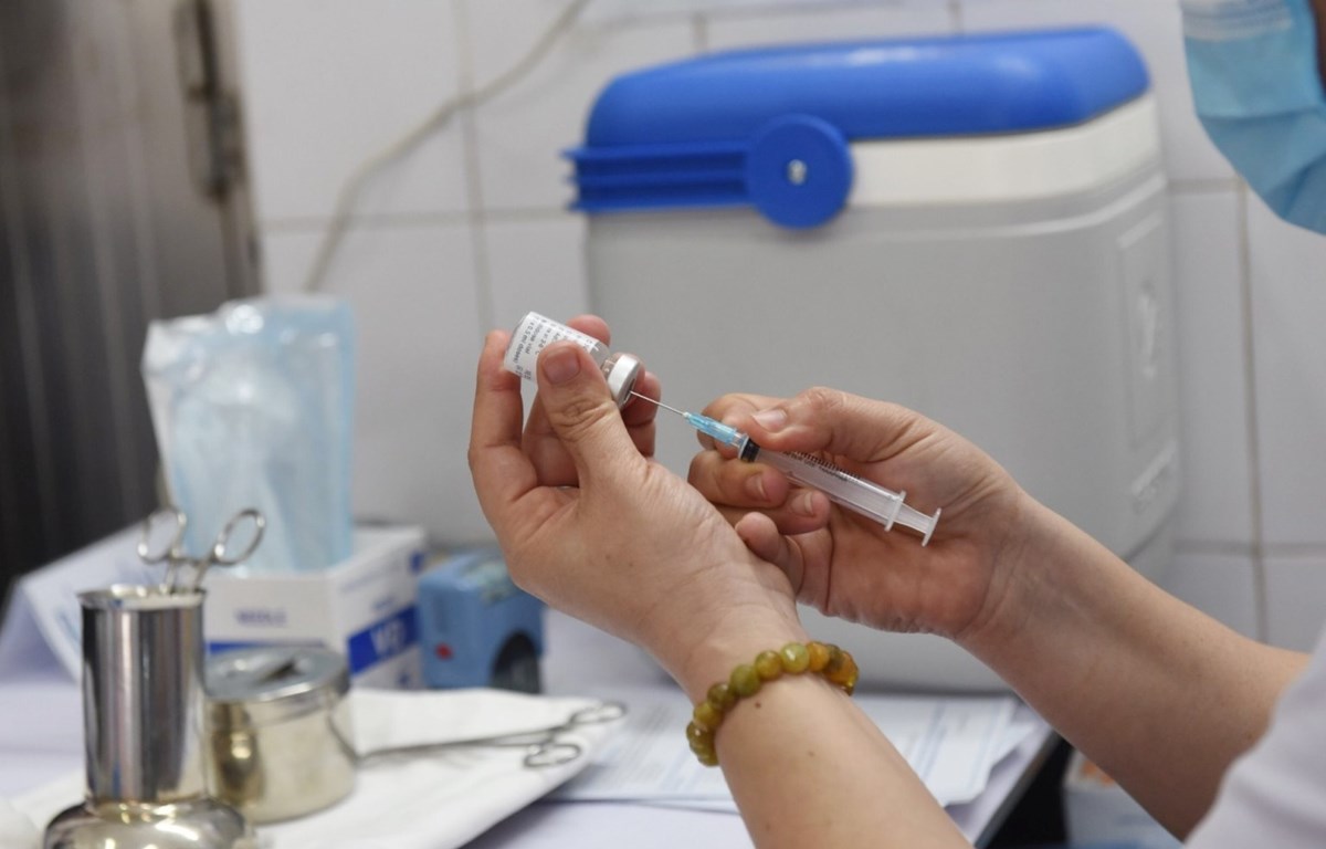 Vietnam lanzó la mayor campaña de vacunación de la historia, con más de 100 millones de dosis de vacunas contra el COVID-19. (Foto: VNA)