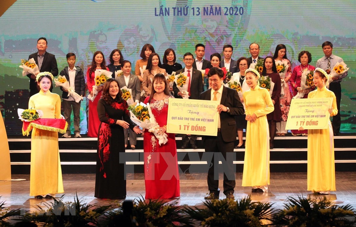 Donan cinco millones de dólares a actividades caritativas dedicados a niños en Vietnam