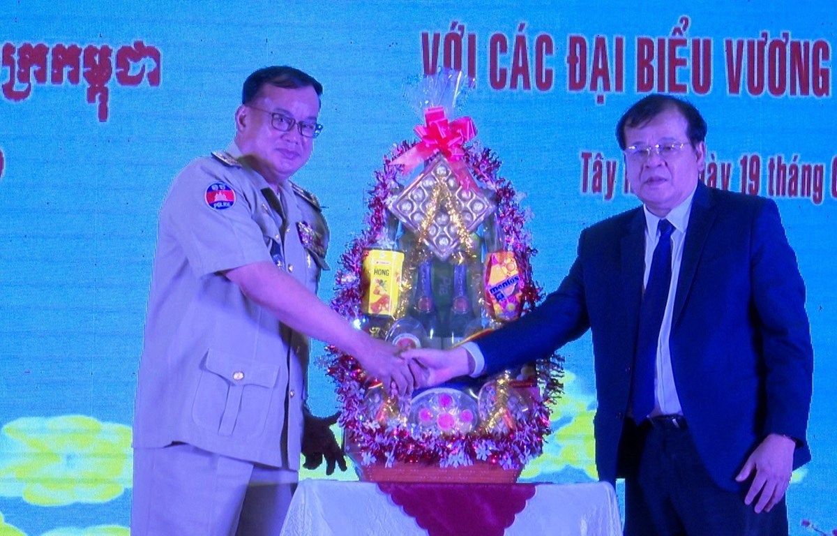Provincia vietnamita de Tay Ninh fortalece cooperación con localidades camboyanas 