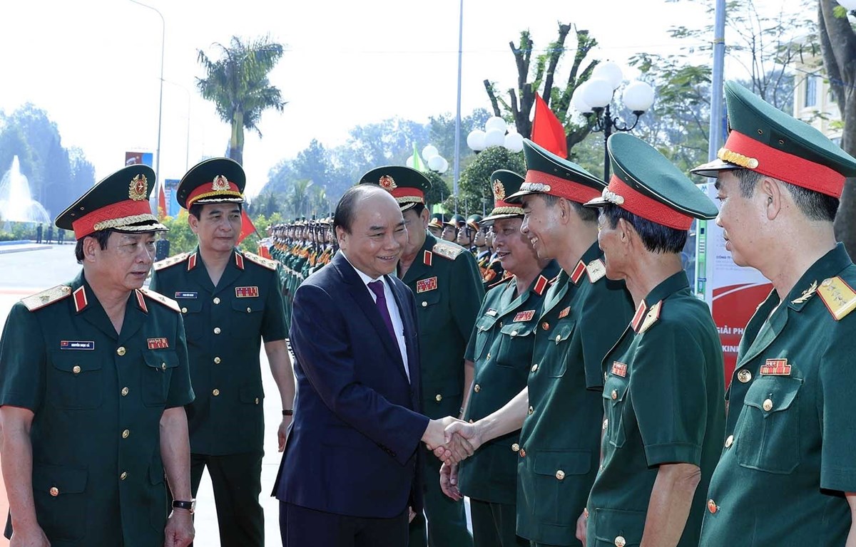 Primer ministro de Vietnam visita Escuela de Oficiales del Ejército 2