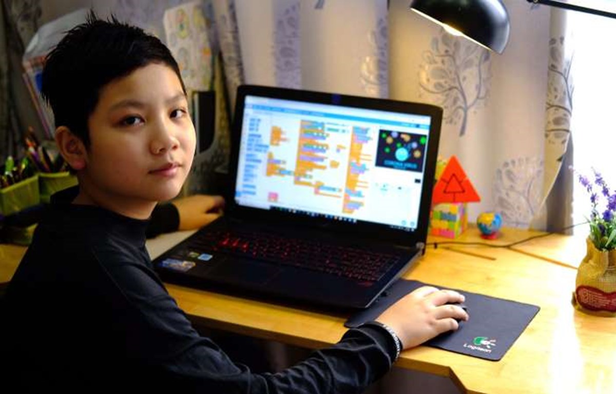 Diseña alumno vietnamita de primaria juegos en línea sobre el COVID-19