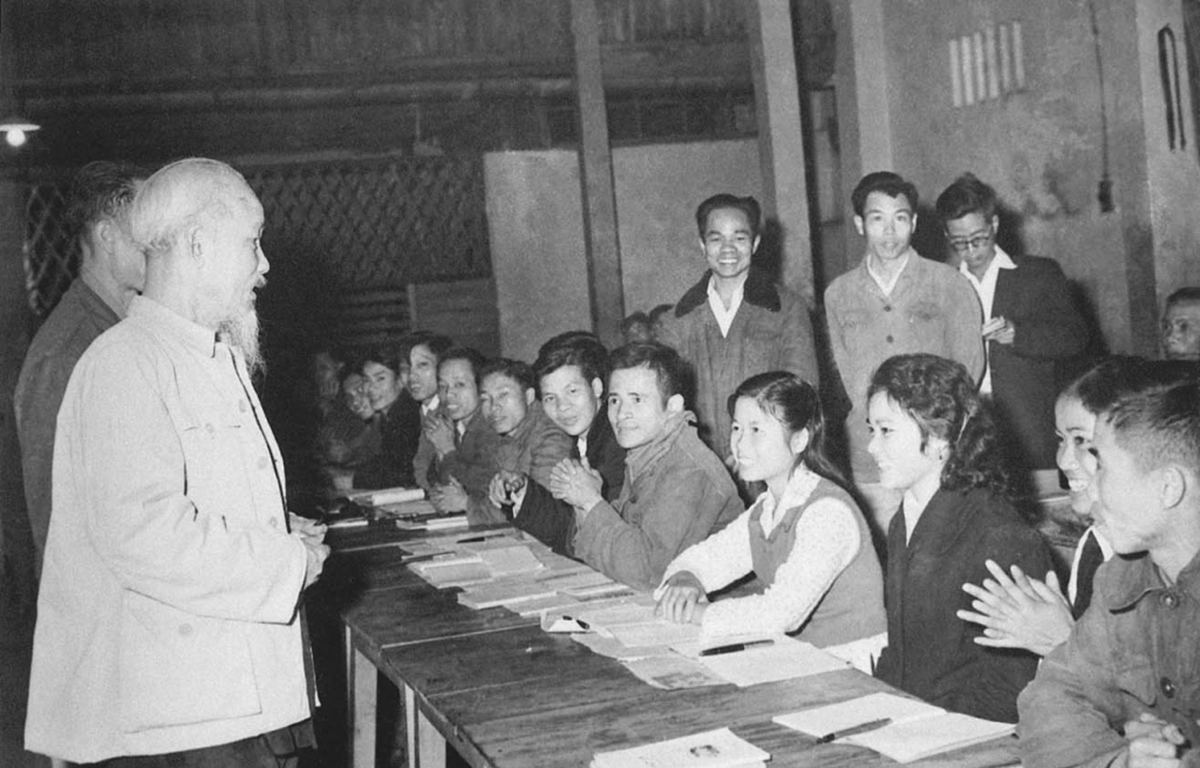 El Presidente Ho Chi Minh visita una clase nocturna de conocimientos generales y técnicos de los trabajadores de la planta automovilística 1-5, un ejemplo pionero del movimiento de educación del sector industrial en Hanoi, 1963 (Fuente: hochiminh.vn)