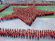 Miles de jóvenes crean “bandera humana” del país 