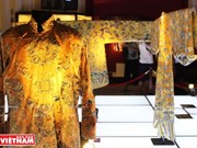 Exhiben trajes imperiales de la dinastía Nguyen