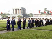 [Foto] Diputados vietnamitas rinden al presidente Ho Chi Minh