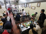 Restaurantes y tiendas en Hanoi cautelosos en el primer día de reapertura para clientes