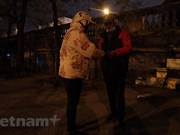 Voluntarios apoyan a personas sin hogar en Hanoi