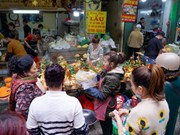 Habitantes de Hanoi abarrotan “Mercado rico” en día de luna llena de enero