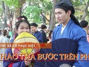 Lucir vestidos antiguos emociona a jóvenes vietnamitas