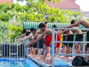 Niños desfavorecidos en Hanoi reciben curso gratuito de natación