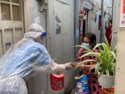 Soldados hacen linternas para niños en zonas de alto riesgo pandémico