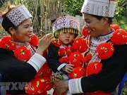Preservan la belleza de trajes tradicionales de étnia Dao rojo en provincia de Yen Bai