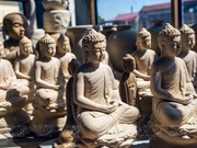Contemplan belleza de estatuas de buda talladas en cerámica de Bat Trang