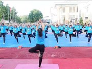 (Video) Prática colectiva de yoga transmite mensaje sobre protección de salud