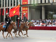 Unidad de caballería de policía de Vietnam hace su debut