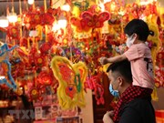 Calle de Hang Ma con múltiples colores en el Festival del Medio Otoño 2020 