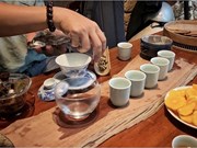 Disfrutan del té de crisantemo en los días otoñales de Hanoi