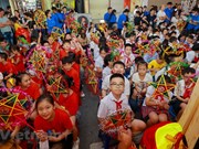 Casco antiguo de Hanoi abarrotado de gente en ocasión del Festival del Medio Otoño