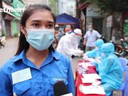 Voluntarios de Hanoi apoyan la recolección de muestras en pesquisaje del COVID-19