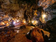Contemplan hermoso paisaje de la cueva Tien Phi