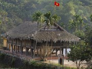Contemplar belleza de la naturaleza y arquitectura del grupo étnico Muong de Vietnam