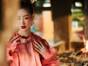 La belleza misteriosa de Miss Universo Vietnam en fotos para saludar la primavera