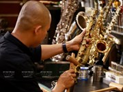 Conocer a uno de los mejores reparadores de saxofón en Vietnam