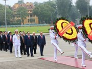 [Foto] Dirigentes vietnamitas rinden homenaje al presidente Ho Chi Minh