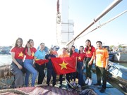[Foto] Entregan banderas nacionales y botiquines para los pescadores en Ly Son