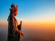 Contemplan estatua budista más alta de bronce en Asia