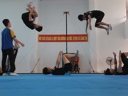 Maestros de circo en Vietnam forjan talentos con pasión y dedicación 