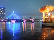 Puentes sobre el río Han brillan por la noche en ciudad vietnamita 