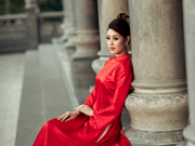 Belleza vietnamita con traje tradicional brilla bajo la puesta de Sol