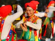 Aldea vietnamita soprende con singular danza de hombres disfrazados de mujeres