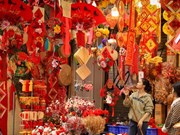Calle Hang Ma con colores vibrantes en bienvenida al Tet