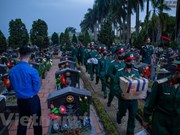 (Fotos) Jóvenes vietnamitas rinden homenaje a mártires de guerra 