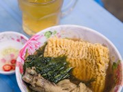 Descubra fideos con pollo cocido en lata de cerveza en Hanoi 