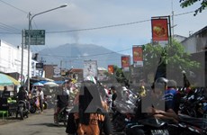  Indonesia cierra tres aeropuertos por ceniza volcánica de Raung