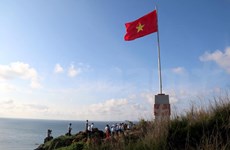 Inauguran asta de bandera en isla de Phu Quy