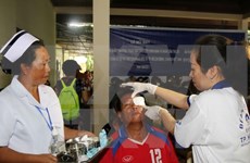 Galenos vietnamitas brindan luz a pacientes laosianos