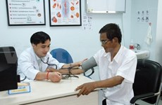  Médicos vietnamitas y cambodianos ofrecen consultas a pacientes desfa
