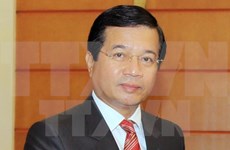 Condecorado diplomático laosiano con insignia de Vietnam