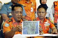 Hallan restos de avión desaparecido en Indonesia