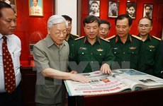 Líder partidista felicita a 65 aniversario del periódico Quan Doi Nhan