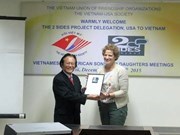 Visitan Vietnam hijos de veteranos estadounidenses