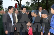 Presidente visita aldea de cultura-turismo en Ha Giang
