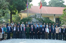 Delegación laosiana visita zona de reliquia en Hoa Binh