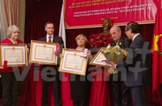 Periodistas rusos galardonados con medallas de amistad de Vietnam